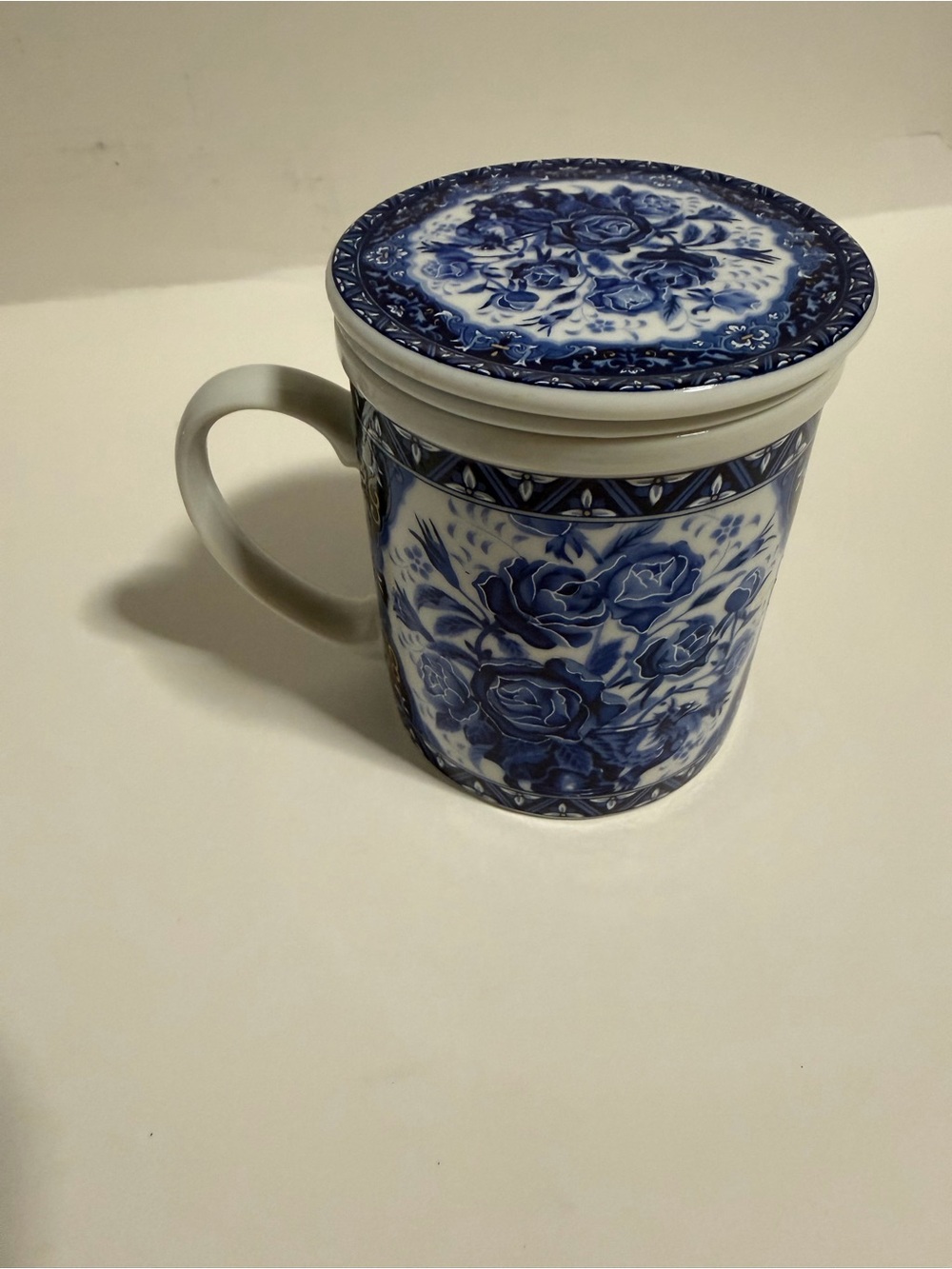 Three-piece ceramic tea infuser mug featuring a blue-and-white floral pattern